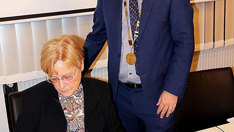 Susanne Kastner (SPD), ehemalige Bundestagsvizepräsidentin, wurde in ihrem Heimatort Maroldsweisach zur Ehrenbürgerin ernannt. Das Bild zeigt sie zusammmen mit Bürgermeister Wolfram Thein (SPD). Susanne Kastner (SPD), ehemalige Bundestagsvizepräsidentin, wurde in ihrem Heimatort Maroldsweisach zur Ehrenbürgerin ernannt. Das Bild zeigt sie zusammmen mit Bürgermeister Wolfram Thein (SPD).