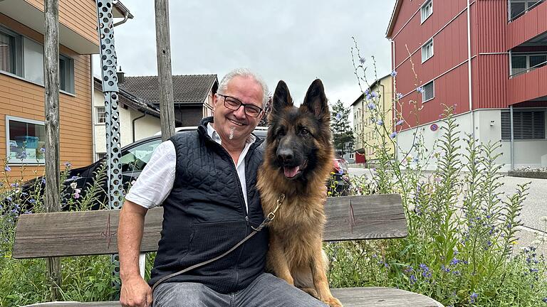 Hündin nach acht Tagen aus Bergnot im Appenzellerland gerettet       -  Ein Hundehalter aus Baden-Württemberg freut sich über die Rettung seiner totgeglaubten Hündin Ayla.