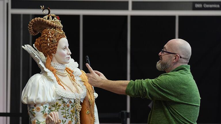 Königin Elisabeth I. als lebensgroßer Kuchen       -  Die Backmesse präsentiert verschiedenste Kunstwerke - darunter einen Kuchen, der Königin Elizabeth I. zeigt.