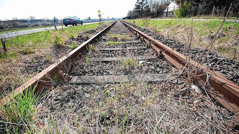 Blick auf die Gleise der Bahnstrecke Kitzingen-Etwashausen.