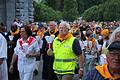 Erkennungszeichen orangenes Tuch: der Arzt Georg Lippert bei der Lichterprozession in Lourdes. Im Hintergrund Bischof Friedhelm Hofmann.
