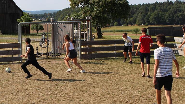 In Singenrain trifft sich die Dorfjugend zum Spielen am Oberdorf. Foto: Julia Raab - In Singenrain trifft sich die Dorfjugend zum Spielen am Oberdorf. Foto: Julia Raab In Singenrain trifft sich die Dorfjugend zum Spielen am Oberdorf. Foto: Julia Raab - In Singenrain trifft sich die Dorfjugend zum Spielen am Oberdorf. Foto: Julia Raab
