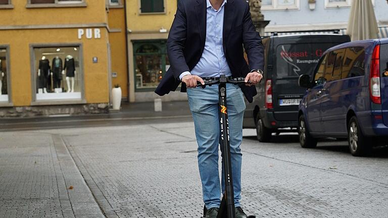 Bürgermeister Martin Heilig testet einen E-Scooter in Würzburg Bürgermeister Martin Heilig testet einen E-Scooter in Würzburg