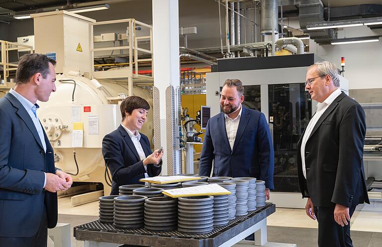 Gang durch die Produktion von Schaeffler Aerospace. Von links Geschäftsführer Armin Necker, Segmentleiterin Tanja Weckend, der SPD-Bundestagsabgeordnete Markus Hümpfer und der Hauptgeschäftsführer des Bundesverbandes der Deutschen Luft- und Raumfahrtindustrie, Volker Thum. Gang durch die Produktion von Schaeffler Aerospace. Von links Geschäftsführer Armin Necker, Segmentleiterin Tanja Weckend, der SPD-Bundestagsabgeordnete Markus Hümpfer und der Hauptgeschäftsführer des Bundesverbandes der Deutschen Luft- und Raumfahrtindustrie, Volker Thum.