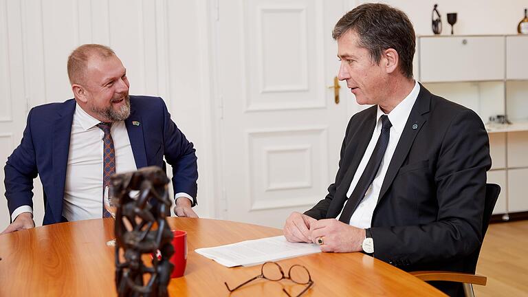 Zum Gespräch mit der Redaktion ist Landrat Thomas Eberth (links) zu Oberbürgermeister Christian Schuchardt ins Würzburger Rathaus gekommen. Zum Gespräch mit der Redaktion ist Landrat Thomas Eberth (links) zu Oberbürgermeister Christian Schuchardt ins Würzburger Rathaus gekommen.