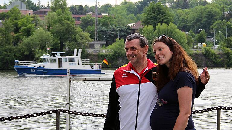 Auf dem Gelände des Bootshauses der DJK feierten die Kanuten ihren Bronzemedaillen-Gewinner bei der Weltmeisterschaft, Harald Kraus. Ihm gratulierte die Vorsitzende der DJK Schweinfurt, Stefanie Stockinger von Lackum.