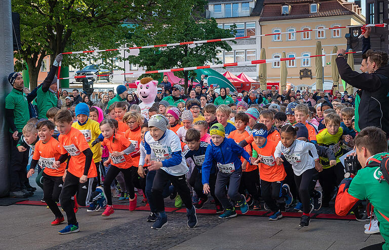 Ehrgeizig wie die Großen: Die 1. bis 4. Klassen traten zum Schülerlauf an. Ehrgeizig wie die Großen: Die 1. bis 4. Klassen traten zum Schülerlauf an.