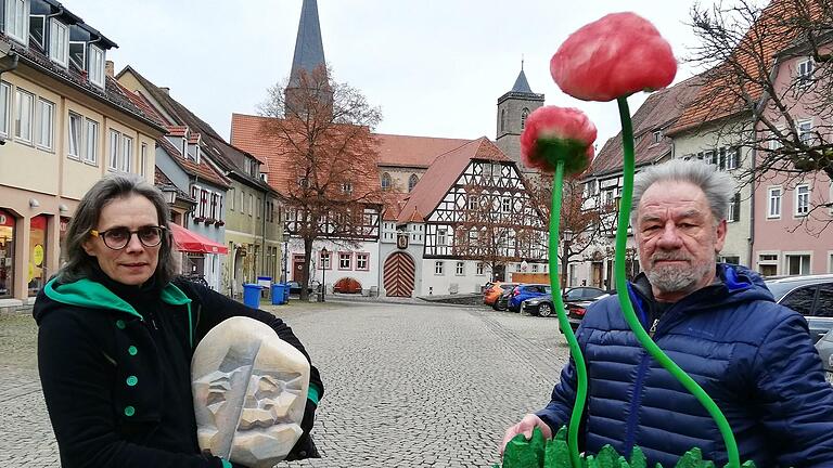 Mia Hochrein und Jan Polacek tragen Kunstobjekte zu den jeweiligen Ausstellungsorten innerhalb der Altstadt. Foto: Heike Beudert       -  Mia Hochrein und Jan Polacek tragen Kunstobjekte zu den jeweiligen Ausstellungsorten innerhalb der Altstadt. Foto: Heike Beudert