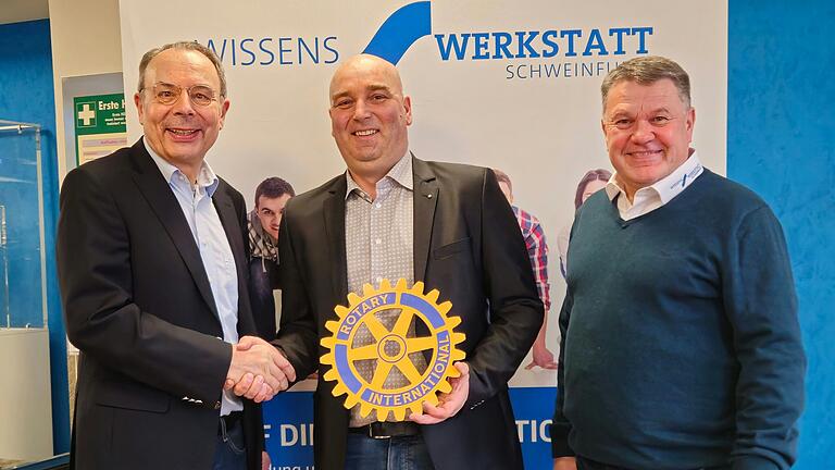 Symbolische Scheckübergabe. Mario Lory, 1. Vorsitzender, Christian Wolf, Präsident des Rotary Clubs Bad Kissingen, Daniel Thiel, Leiter und Geschäftsführer der Wissenswerkstatt. Symbolische Scheckübergabe. Mario Lory, 1. Vorsitzender, Christian Wolf, Präsident des Rotary Clubs Bad Kissingen, Daniel Thiel, Leiter und Geschäftsführer der Wissenswerkstatt.