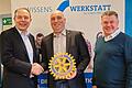 Symbolische Scheckübergabe. Mario Lory, 1. Vorsitzender, Christian Wolf, Präsident des Rotary Clubs Bad Kissingen, Daniel Thiel, Leiter und Geschäftsführer der Wissenswerkstatt.