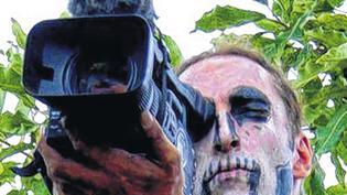 Bild oben: Der Dingolshäuser Richard Gress drehte seinen zweiten Film über afrikanische Naturvölker.Bild unten: Richard Gress bei einem Aufenthalt beim Stamm der Bodi.