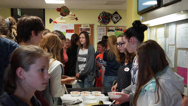Schüler drängeln sich um die Tische mit Obstsalat und vegetarischem Chili aus fair gehandelten Zutaten. Foto: Arkadius Guzy - Schüler drängeln sich um die Tische mit Obstsalat und vegetarischem Chili aus fair gehandelten Zutaten. Foto: Arkadius Guzy Schüler drängeln sich um die Tische mit Obstsalat und vegetarischem Chili aus fair gehandelten Zutaten. Foto: Arkadius Guzy - Schüler drängeln sich um die Tische mit Obstsalat und vegetarischem Chili aus fair gehandelten Zutaten. Foto: Arkadius Guzy