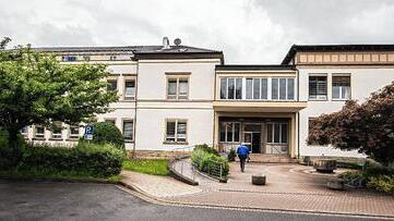 Das Krankenhaus Hofheim (im Bild) soll aufgelöst werden. Anders als im Falle der von der Schließung bedrohten Gynäkologie in Haßfurt hat es deswegen noch keine großen Proteste gegeben – was sich vermutlich ändern wird. Das Krankenhaus Hofheim (im Bild) soll aufgelöst werden. Anders als im Falle der von der Schließung bedrohten Gynäkologie in Haßfurt hat es deswegen noch keine großen Proteste gegeben – was sich vermutlich ändern wird.