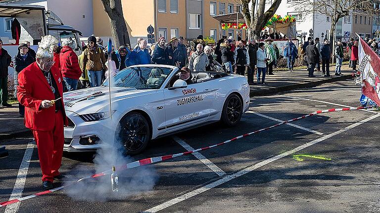 Und los geht's: Zugmarschall Gerhard Reisch zündet die Rakete, die den Start des Faschingszuges anzeigt. Und los geht's: Zugmarschall Gerhard Reisch zündet die Rakete, die den Start des Faschingszuges anzeigt.