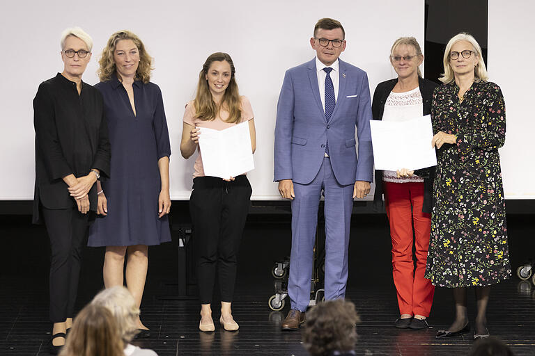 Übergabe der Urkunde. Von links: Staatssekretärin Anne Katrin Bohle, Stephanie Sauer, Partnerin Brückner & Brückner Architekten und Elina Schwarz, Projektleitung Brückner & Brückner Architekten, Armin Warmuth, Erster Bürgermeister von Hammelburg, Bernadette Roßberg, Musikakademie Hammelburg, Präsidentin Bundesarchitektenkammer Andrea Gebhard. Übergabe der Urkunde. Von links: Staatssekretärin Anne Katrin Bohle, Stephanie Sauer, Partnerin Brückner & Brückner Architekten und Elina Schwarz, Projektleitung Brückner & Brückner Architekten, Armin Warmuth, Erster Bürgermeister von Hammelburg, Bernadette Roßberg, Musikakademie Hammelburg, Präsidentin Bundesarchitektenkammer Andrea Gebhard.