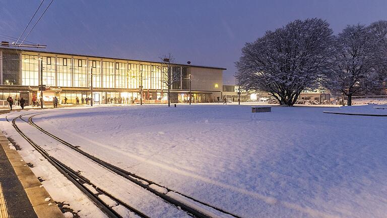 Schneefall in der Nacht zum 18. Januar 2023 in Würzburg. Am Hauptbahnhof waren in den frühen Morgenstunden nur wenige Menschen unterwegs.&nbsp;