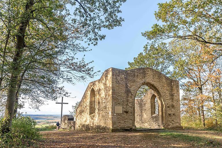 Die Kunigundenkapelle ist eine Kirchenruine, die der heiligen Kunigunde von Luxemburg geweiht war. Sie liegt im Wald ca. 300 Meter östlich oberhalb der Weinberge bei Bullenheim. Die Kunigundenkapelle ist eine Kirchenruine, die der heiligen Kunigunde von Luxemburg geweiht war. Sie liegt im Wald ca. 300 Meter östlich oberhalb der Weinberge bei Bullenheim.