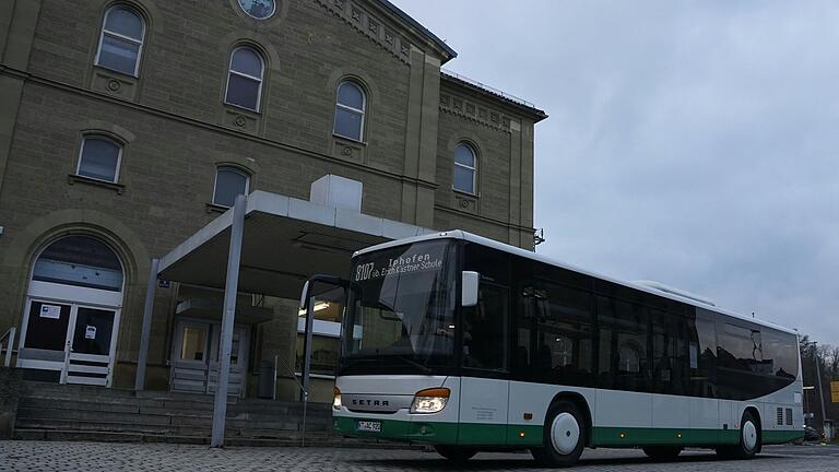 Wenig attraktiv und nicht barrierefrei: eine Bushaltestelle vor dem Kitzinger Bahnhof. Wenig attraktiv und nicht barrierefrei: eine Bushaltestelle vor dem Kitzinger Bahnhof.