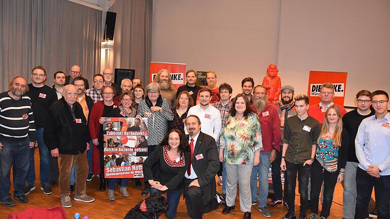 Mitglieder der Partei Die Linke beim Wahlkampfauftrakt. In der Mitte: Simone Barrientos und Sebastian Roth. Mitglieder der Partei Die Linke beim Wahlkampfauftrakt. In der Mitte: Simone Barrientos und Sebastian Roth.