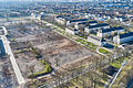 Auf diesem Gelände im Nord-Westen der ehemaligen Ledward Kaserne in Schweinfurt entsteht der Bürgerpark der Landesgartenschau 2026. In der Bildmitte rechts die bereits fertige Carus Allee.