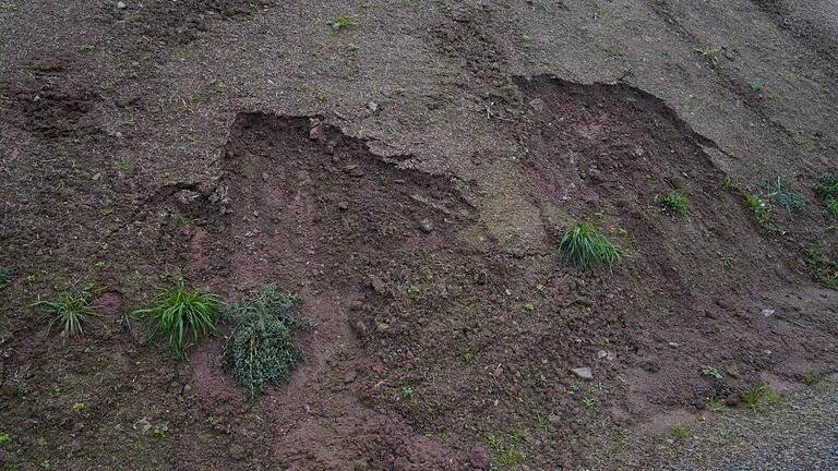 Die abgeschwemmten Bereiche der Böschung am neu ausgebauten Teilstück der Staatsstraße 2292 bei Frickenhausen müssen nachgearbeitet werden. Die abgeschwemmten Bereiche der Böschung am neu ausgebauten Teilstück der Staatsstraße 2292 bei Frickenhausen müssen nachgearbeitet werden. 