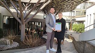 Carolin und Gregor Kunzmann erhielten ein Zertifikat des Umwelt- und Klimapakts Bayern       -  Carolin und Gregor Kunzmann erhielten ein Zertifikat des Umwelt- und Klimapakts Bayern