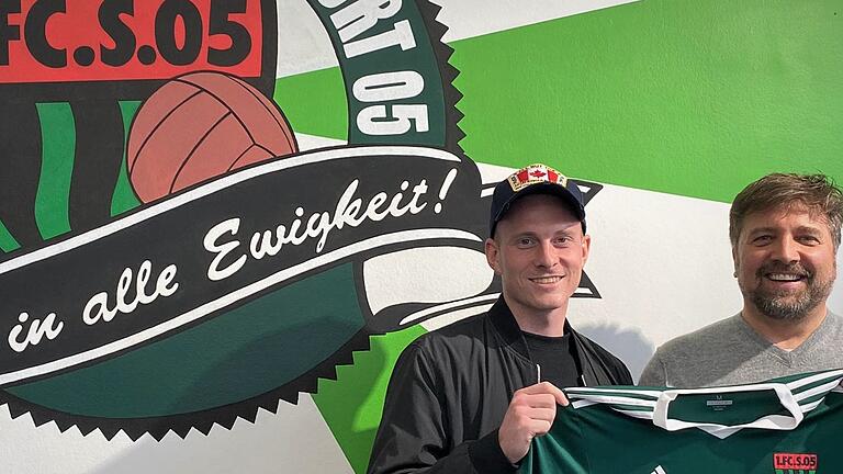 Der nächste Neue in Schweinfurt: Nico Rinderknecht und FC-05-Präsident Markus Wolf (rechts). Der nächste Neue in Schweinfurt: Nico Rinderknecht und FC-05-Präsident Markus Wolf (rechts).