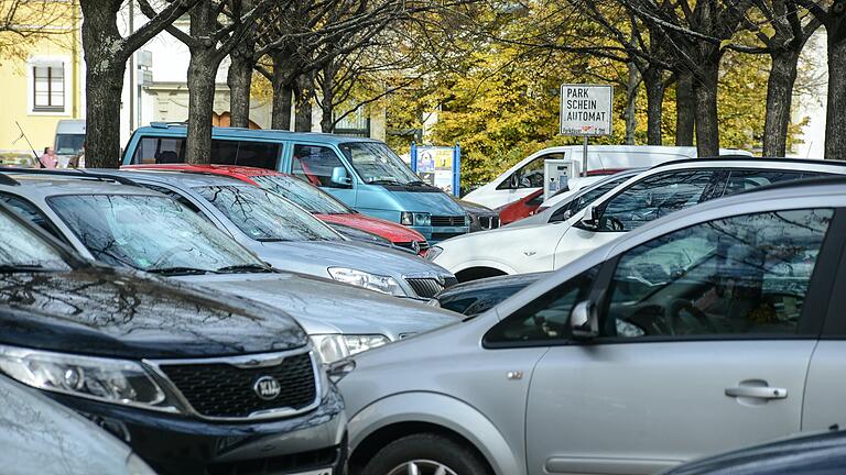 Am Würzburger Paradeplatz und hinter dem Dom sollen Stellplätze zu Gunsten von mehr Aufenthaltsqualität verschwinden. Am Würzburger Paradeplatz und hinter dem Dom sollen Stellplätze zu Gunsten von mehr Aufenthaltsqualität verschwinden. 