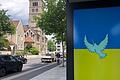 Zeichen für den Wunsch nach Frieden für die Ukraine an der Anzeigentafel des Schweinfurter Dekanatszentrums in der Schultesstraße. Die Stadt Schweinfurt will die Verbindungen in die Ukraine intensivieren, eine Partnerschaft mit der Stadt Lutsk eingehen und vor Ort helfen.