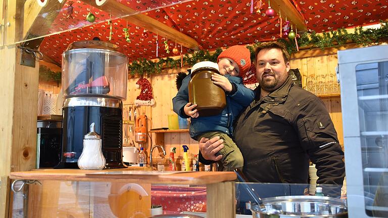Oliver Krems freut sich darauf, den Gästen die Adventszeit mit Waffeln, Dampfnudeln & Co, zu versüßen. Sohn Karl (5) ist mit dem großen Glas Schokocreme schon voll drin in der Materie. Oliver Krems freut sich darauf, den Gästen die Adventszeit mit Waffeln, Dampfnudeln & Co, zu versüßen. Sohn Karl (5) ist mit dem großen Glas Schokocreme schon voll drin in der Materie.
