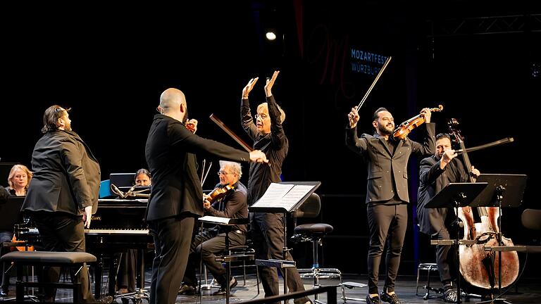 Auswärtsspiel: Künstlerischer Leiter Sebastian Tewinkel (Mitte, mit erhobenen Armen) und das Bayerische Kammerorchester Bad Brückenau traten beim Würzburger Mozartfest gemeinsam mit dem Janoska-Ensemble zur Jupiternacht auf. - Auswärtsspiel: Künstlerischer Leiter Sebastian Tewinkel (Mitte, mit erhobenen Armen) und das Bayerische Kammerorchester Bad Brückenau traten beim Würzburger Mozartfest gemeinsam mit dem Janoska-Ensemble zur Jupiternacht auf. Auswärtsspiel: Künstlerischer Leiter Sebastian Tewinkel (Mitte, mit erhobenen Armen) und das Bayerische Kammerorchester Bad Brückenau traten beim Würzburger Mozartfest gemeinsam mit dem Janoska-Ensemble zur Jupiternacht auf. - Auswärtsspiel: Künstlerischer Leiter Sebastian Tewinkel (Mitte, mit erhobenen Armen) und das Bayerische Kammerorchester Bad Brückenau traten beim Würzburger Mozartfest gemeinsam mit dem Janoska-Ensemble zur Jupiternacht auf.