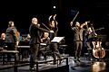 Auswärtsspiel: Künstlerischer Leiter Sebastian Tewinkel (Mitte, mit erhobenen Armen) und das Bayerische Kammerorchester Bad Brückenau traten beim Würzburger Mozartfest gemeinsam mit dem Janoska-Ensemble zur Jupiternacht auf.       -  Auswärtsspiel: Künstlerischer Leiter Sebastian Tewinkel (Mitte, mit erhobenen Armen) und das Bayerische Kammerorchester Bad Brückenau traten beim Würzburger Mozartfest gemeinsam mit dem Janoska-Ensemble zur Jupiternacht auf.