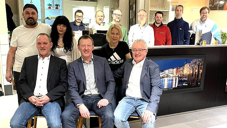 Eröffnungsfeier (vorne von links): Reiner Angly (Bauleiter), Bürgermeister Peter Juks und OFV-Vorsitzender Matthias Schäffer dankten dem dahinterstehenden Pächterpaar Pino und Tanja Stricagnolo mit Tochter Sophia sowie den Vertretern beteiligter Firmen (hinten von links) Carlos Diaz Sanchez, Rudi Erbel, Stephan und Dieter Angly, Jochen Schuster, Michael Löhr und Jacob Pritzl.