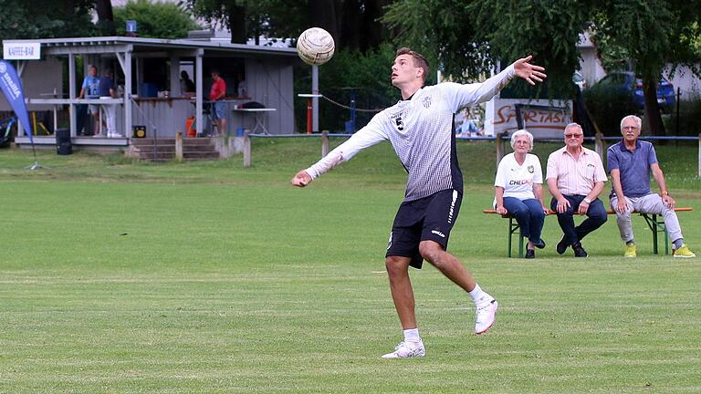 Oberndorfs Maximilian Lutz, hier in Aktion beim Derby seines TV Oberndorf gegen den TV Segnitz, ist mit Deutschland neuer Faustball-Europameister. Oberndorfs Maximilian Lutz, hier in Aktion beim Derby seines TV Oberndorf gegen den TV Segnitz, ist mit Deutschland neuer Faustball-Europameister.