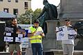 Mohamad Douba (Mitte) fand als Verantwortlicher der Gedenkveranstaltung klare Worte gegen Terror und Hass. Die Syrerinnen und Syrer in Schweinfurt trauerten gemeinsam mit den Opfern von Solingen.