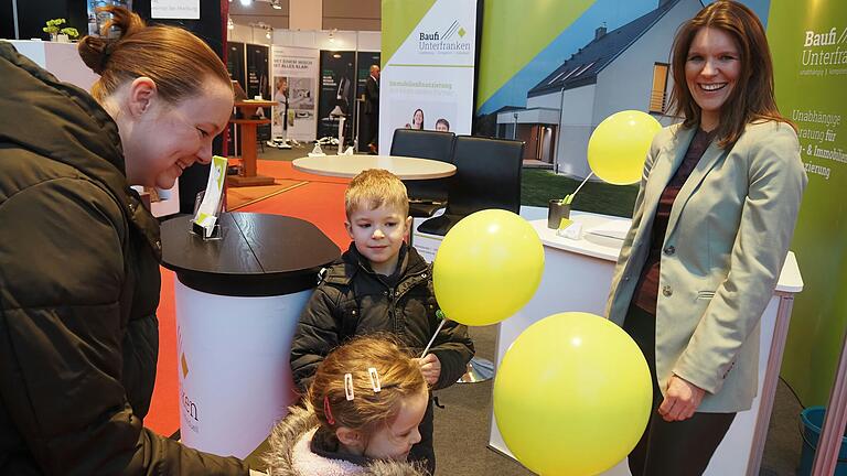 Keine Angst vor Immobilienblasen: Sabine Brust warb für die 'Baufi Unterfranken' aus Kissingen um Bauberatungskunden von morgen.