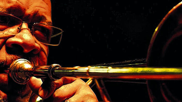Denkmal des Funk: Fred Wesley in Schweinfurt - (maw) Er gehört zu den großen Stars des Soul and Funk: Fred Wesley. Ob Ray Charles, The Jackson Five, James Brown, Prince oder Usher, Wesley hat sie alle begleitet. Mit „Universal Funk-Live from the Blue Note Club“ gastieren Fred Wesley & The New JBs mit ihrem einzigen Konzert in Nordbayern am Freitag, 3. Mai, 21 Uhr, im Stattbahnhof Schweinfurt. Fred Wesley zählt zu den Erfindern der modernen Funkmusik. Er wurde am 4. Juli 1943 in Columbus, Georgia, geboren. Seine Karriere begann er als Posaunist bei Count Basie sowie mit Ike und Tina Turner. In den 70er-Jahren war er Musikdirektor, Arrangeur, Solist und Hauptkomponist für James Brown. Vorverkauf beim Schweinfurter Tagblatt, (09 31) 60 01 60 00, und unter www.sw-concerts.de Denkmal des Funk: Fred Wesley in Schweinfurt - (maw) Er gehört zu den großen Stars des Soul and Funk: Fred Wesley. Ob Ray Charles, The Jackson Five, James Brown, Prince oder Usher, Wesley hat sie alle begleitet. Mit „Universal Funk-Live from the Blue Note Club“ gastieren Fred Wesley & The New JBs mit ihrem einzigen Konzert in Nordbayern am Freitag, 3. Mai, 21 Uhr, im Stattbahnhof Schweinfurt. Fred Wesley zählt zu den Erfindern der modernen Funkmusik. Er wurde am 4. Juli 1943 in Columbus, Georgia, geboren. Seine Karriere begann er als Posaunist bei Count Basie sowie mit Ike und Tina Turner. In den 70er-Jahren war er Musikdirektor, Arrangeur, Solist und Hauptkomponist für James Brown. Vorverkauf beim Schweinfurter Tagblatt, (09 31) 60 01 60 00, und unter www.sw-concerts.de