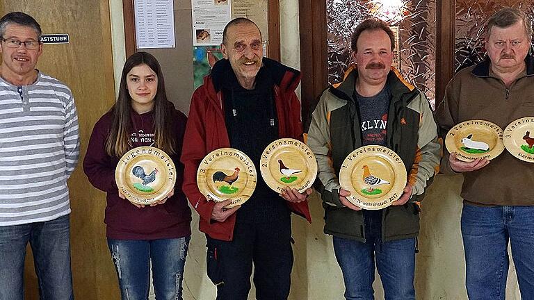 Die Vereinsmeister im Mellrichstädter Kleintierzuchtverein wurden ausgezeichnet: (von links) Rainer Mehling, zweiter Vorsitzender, Laura Seidenzahl, die den Preis stellvertretend für den Unterelsbacher Moritz Räder entgegennahm, Friedbert Räder, der neben seinem Preis auch einen Teller für Felix Räder zeigt, Christian Handwerker sowie der zweite und dritte Vereinsmeister Kaninchen und Vereinsvorsitzender Gerhard Seidenzahl.