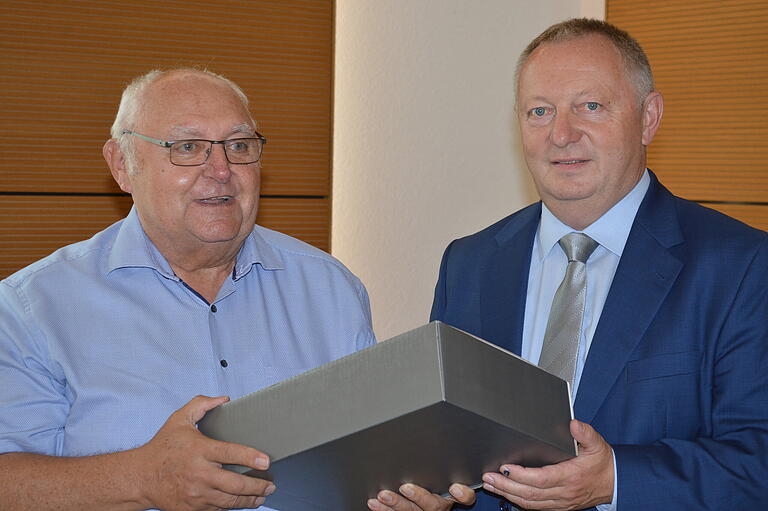 Siegfried Erhard übergab vor kurzem den CSU-Fraktionsvorsitz an Martin Wende (im Bild mit Landrat Thomas Bold).&nbsp;