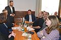 MdB Markus Hümpfer (stehend) und sein Kollege Carsten Träger (rechts) von der SPD stellten sich den Argumenten der besorgten Biogasbetreiber.