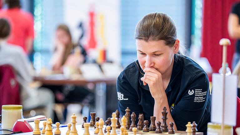 Anastasia Savina vom SC Bad Königshofen blieb in der Schach-Bundesliga mit 6,5 aus 9 ungeschlagen und beendete die Saison mit ihrem Team auf dem vierten Tabellenplatz. Anastasia Savina vom SC Bad Königshofen blieb in der Schach-Bundesliga mit 6,5 aus 9 ungeschlagen und beendete die Saison mit ihrem Team auf dem vierten Tabellenplatz.