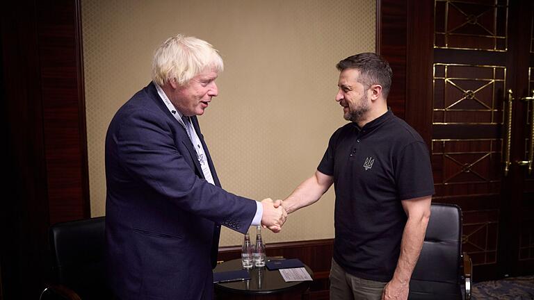 Ukraine-Krieg - Boris Johnson bei Selenskyj - Alte Freunde: Selenskyj hat den britischen Ex-Premier Boris Johnson empfangen (aktuelles Foto). Ukraine-Krieg - Boris Johnson bei Selenskyj - Alte Freunde: Selenskyj hat den britischen Ex-Premier Boris Johnson empfangen (aktuelles Foto).