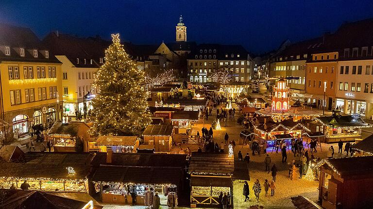 Der Weihnachtsmarkt in Schweinfurt begeistert mit handgefertigten Produkten, kulinarischen Leckereien und festlicher Atmosphäre. (Archivbild)