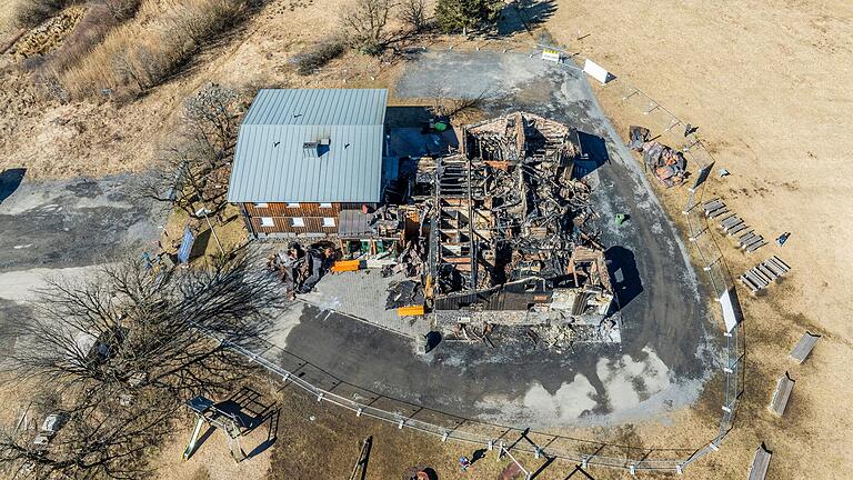 Wie verheerend der Brand der Kissinger Hütte auf dem Feuerberg war, zeigt am Mittwoch diese Drohnenaufnahme. Das Bettenhaus (links) konnte gerettet werden, die verqualmte Inneneinrichtung dürfte unbrauchbar geworden sein.