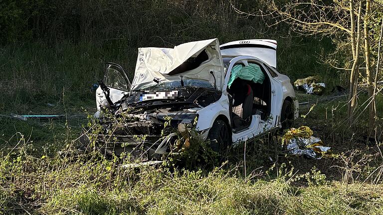 Der Fahrer eines weißen Audis lieferte sich eine Verfolgungsjagd auf der A3 bei Würzburg/Randersacker. Diese endete mit einem schweren Verkehrsunfall und schwerverletzten Personen.