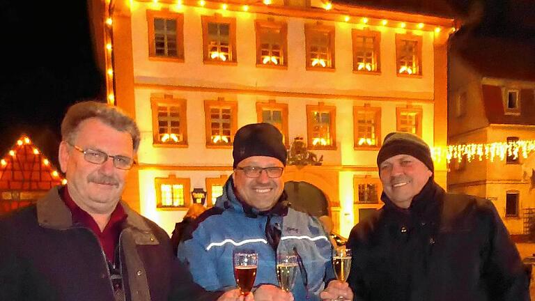 Prosit Neujahr: Josef Geßner, Martin Umscheid und Volker Hofmann (von links) stoßen auf eine erfolgreiche Zukunft an. Prosit Neujahr: Josef Geßner, Martin Umscheid und Volker Hofmann (von links) stoßen auf eine erfolgreiche Zukunft an.
