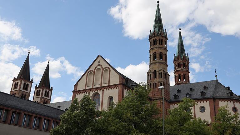 Mit einem Pontifikalgottesdienst im Würzburger Kiliansdom eröffnet Bischof Franz Jung am Sonntag, 17. Oktober, um 10 Uhr für das Bistum Würzburg den Synodalen Prozess. Mit einem Pontifikalgottesdienst im Würzburger Kiliansdom eröffnet Bischof Franz Jung am Sonntag, 17. Oktober, um 10 Uhr für das Bistum Würzburg den Synodalen Prozess.