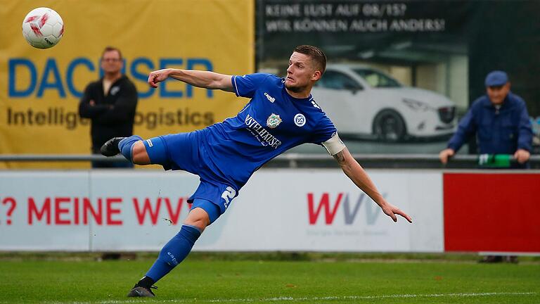 Dennie Michel beschenkte sich am Samstag selbst nachträglich zum 31. Geburtstag. Der FV-Kapitän traf zum 1:0 in Donaustauf und darf sich mit seinen Mitspielern und Trainern über drei wichtige Punkte in der Bayernliga freuen. Dennie Michel beschenkte sich am Samstag selbst nachträglich zum 31. Geburtstag. Der FV-Kapitän traf zum 1:0 in Donaustauf und darf sich mit seinen Mitspielern und Trainern über drei wichtige Punkte in der Bayernliga freuen.