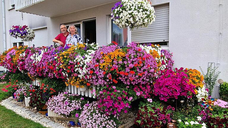 Einen ersten Preis für besonders prächtigen Blumenschmuck erhielt unter anderem das Ehepaar Annegret und Helmut Grieb in der Heidenfelder Straße.