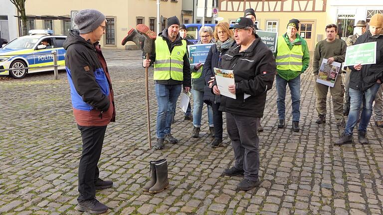 Dieter Reisenweber, Kreisobmann des Bayerischen Bauernverbandes im Landkreis Haßberge (rechts), übergab seine Forderungen stellvertretend für alle Landwirte an den Mitarbeiter der Bundestagsabgeordneten Sabine Dittmar, Marco Heumann (links). Dieter Reisenweber, Kreisobmann des Bayerischen Bauernverbandes im Landkreis Haßberge (rechts), übergab seine Forderungen stellvertretend für alle Landwirte an den Mitarbeiter der Bundestagsabgeordneten Sabine Dittmar, Marco Heumann (links).